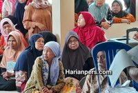 Warga saat pembagian neras sembako / Foto Kunandar