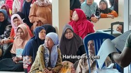 Warga saat pembagian neras sembako / Foto Kunandar