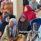 Warga saat pembagian neras sembako / Foto Kunandar