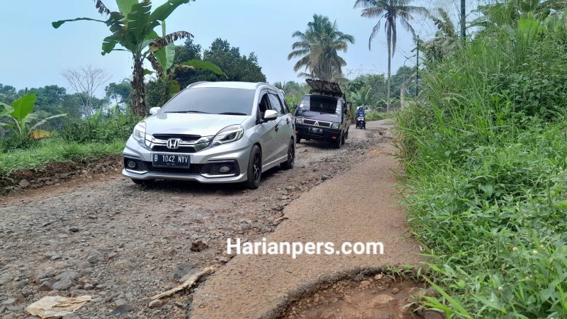 Kondisi jalan rusak Marwati / Foto Kusnandar