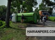 Diduga Mengantuk Truk Pengangkut Air Oleng dan Terjungkir