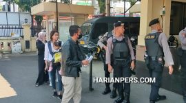 Foto : Warga korban arisan bodong saat mendatangi mapolres cianjur (Rafli)