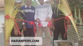 Saat Peresmian gang jalan cor di Desa Warudoyong ( Foto Kuanandar )