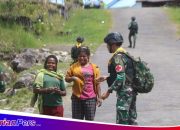Tindakan Reaktif Satgas Mobile Yonif Raider 300 Siliwangi Melihat Kondisi Kesehatan Masyarakat di Distrik Sinak, Papua.