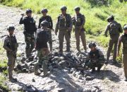 Satgas Mobile Raider 300 Siliwangi dan Satgas Damai Cartenz beserta Seluruh Apkam di Ilaga Perbaiki Jalan di Desa Kimak, Ilaga Papua.