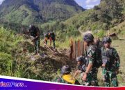 Satgas Mobile Raider 300 Siliwangi Bantu Membuat Pagar Kebun Masyarakat Mayuber