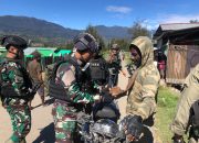 Satgas Mobile Raider 300 Siliwangi bersama Satgas Damai Cartenz Polri Melaksanakan Gaktib di Pasar Ilaga, Papua