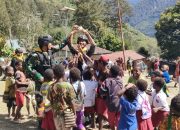 SATGAS MOBILE RAIDER 300 SILIWANGI HIBUR ANAK-ANAK DI DISTRIK BEOGA, PAPUA