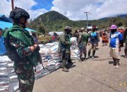 Satgas Mobile Raider 300 Siliwangi Kawal Pembagian Beras di Papua