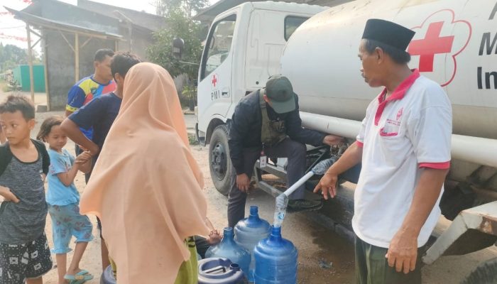 Bantu Warga Terdampak Kekeringan, PMI Banten Distribusikan Air Bersih