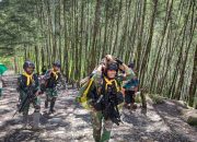 Satgas Mobile Raider 300 Siliwangi Membantu Membawa Barang Mama-Mama Papua