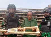 TONGKAT ALAT BANTU JALAN PAK ACO DI PAPUA*