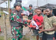Menuju Masa Depan, Satgas Mobile Raider 300 Berikan Perlengkapan Sekolah di Papua