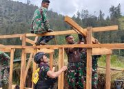 Proses Pembuatan Kandang Babi untuk Bapak Klasis Enius G Tabuni di, Mayuberi, Papua