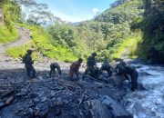 Merajut asa, Satgas Mobile Raider 300 bersama masyarakat Papua membersihkan jalur antar Distrik