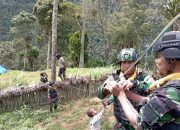SATGAS MOBILE RAIDER 300 SILIWANGI BANTU WARGA PASANG INSTALASI LISTRIK DI PEGUNUNGAN TENGAH PAPUA