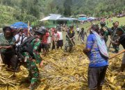 Satgas Mobile Raider 300 Siliwangi Ramaikan Acara Bakar Batu Bersama Masyarakat Kab. Puncak Papua.