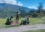 Kegembiraan Satgas Mobile Raider 300 Bersama Anak Papua