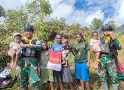 Datangi Warga Sinak, Papua, Bagikan Baju Anak-Anak.
