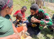 Pos Mayuberi Satgas Mobile Raider 300 Siliwangi Makan Bersama Masyarakat di Kabupaten Puncak, Distrik Ilaga