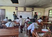 PEDULI PENDIDIKAN DI PAPUA, SATGAS MOBILE YONIF 300 SILIWANGI BANTU PEMDA JADI PENGAJAR SEMENTARA DI SEKOLAH