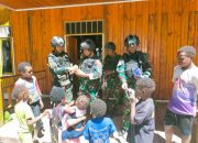 TNI Pembawa Senyum, Setiap Hari Minggu Satgas Mobile Raider 300 Bagikan Cemilan Kesenangan Masyarakat Papua