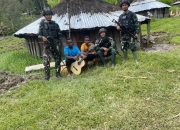 Les Main Gitar Ala Satgas Mobile Raider 300 Siliwangi Untuk Generasi Papua