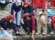 Bupati Indramayu Nina Agustina Tebar Benih Nila Merah dan Emas Di Ecoriparian Tjimanoek