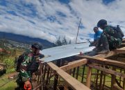 SATGAS TNI 300 SILIWANGI BANTU BANGUN RUMAH WARGA DI GOME, PAPUA