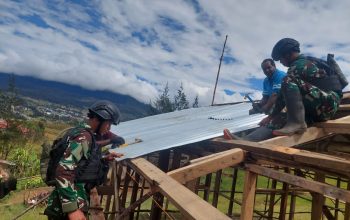 SATGAS TNI 300 SILIWANGI BANTU BANGUN RUMAH WARGA DI GOME, PAPUA