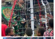 SATGAS TNI 300 SILIWANGI AJAK ANAK- ANAK MEMBUAT POHON NATAL DI GOME PAPUA*