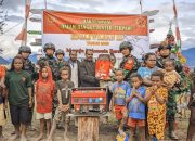 BAKSOS KOGABWILHAN III MELALUI SATGAS TNI 300 SILIWANGI BERIKAN HADIAH KADO NATAL UNTUK GEREJA DAN WARGA ERONGGOBAK PAPUA