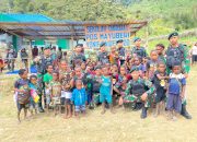 PASTIKAN ANAK-ANAK DAPAT PENDIDIKAN, SATGAS TNI 300 SILIWANGI BAGUN SEKOLAH DARURAT DI MAYUBERI PAPUA