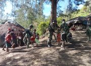 SATGAS TNI 300 SILIWANGI BERI EDUKASI BELAJAR LANGSUNG KE HONAI KEPADA ANAK-ANAK DI WULONI PAPUA*