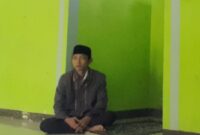 Keterangan foto: Gus Shiva selesai mengimami sholat.