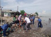 Dukung Gerakan Senang ke Pantai dan Laut Bersih, Pos TNI AL Blanakan Lanal Cirebon Sisir Pantai Ciparage