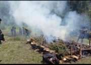 SATGAS TNI HADIRI ACARA BAKAR BATU DALAM RANGKA DUKA BAPAK MARINUS LAHABAL DI AMUNGI PAPUA