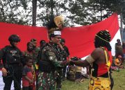 SEBAGAI WARGA KEHORMATAN SUKU DANI, DANSATGAS TNI 300 SILIWANGI DIBERI GELAR KOGOYA DARI KEPALA SUKU BESAR KAB. PUNCAK DI GOME PAPUA