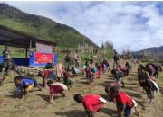 SATGAS TNI 300 SILIWANGI BERIKAN HEALING KEPADA ANAK ANAK DI MAYUBERI PAPUA