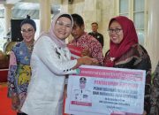 Bentuk Penanggulangan Kemiskinan, Pemkab Indramayu Serahkan Bantuan Sosial Hibah Pemberdayaan Masyarakat