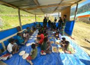 SATGAS TNI 300 SILIWANGI MAKAN BERSAMA ANAK ANAK SEKOLAH DARURAT POS MAYUBERI DI PAPUA