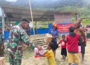 CEGAH STUNTING, SATGAS TNI 300 SILIWANGI BAGIKAN BISKUIT BALITA DI MAYUBERI PAPUA*