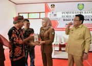 Perkuat Lumbung Pangan Nasional, Bupati Indramayu Serahkan Benih Padi Bagi 722 Kelompok Tani
