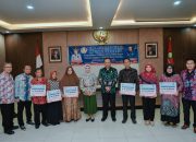 Secara Langsung, Bupati Nina Agustina Berikan Dana Purna Tugas Kepada 103 Orang Senilai 2 Miliar