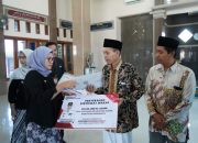 Kunjungi Desa Gadingan, Bupati Indramayu Serahkan Sertifikat Wakaf dan Santuni Anak Yatim