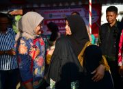 Mengharukan, Tiba-Tiba Seorang Ibu Datangi dan Peluk Bupati Nina Sampaikan Hal Ini…
