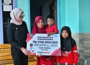 Bupati Nina Serahkan Santunan Untuk Keluarga Nelayan Yang Meninggal Dunia