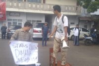 Mahasiswa dari KOMPAK AL - AZHARY Kabupaten Cianjur saat unras spontan. (Foto: Mul)