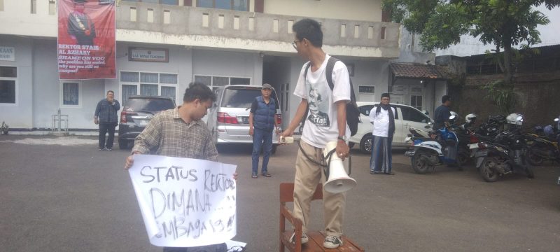 Mahasiswa dari KOMPAK AL - AZHARY Kabupaten Cianjur saat unras spontan. (Foto: Mul)