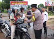 Bentuk Kepedulian, Polres Indramayu Berbagi Takjil di Hari Kedua Bulan Puasa Ramadhan